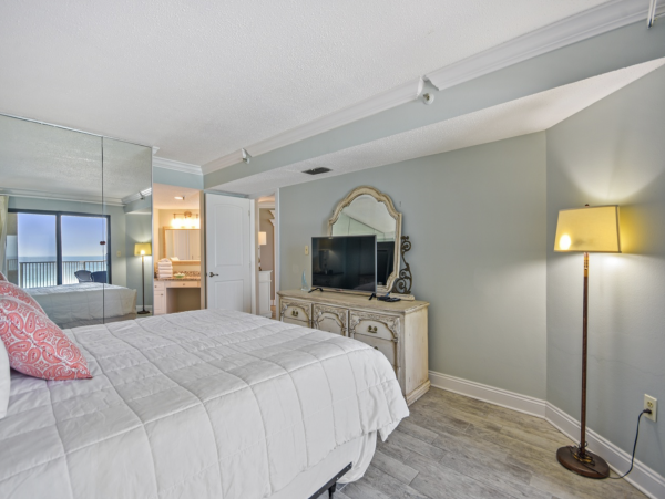Vacation Condo in Destin Sleeps 9 Guests